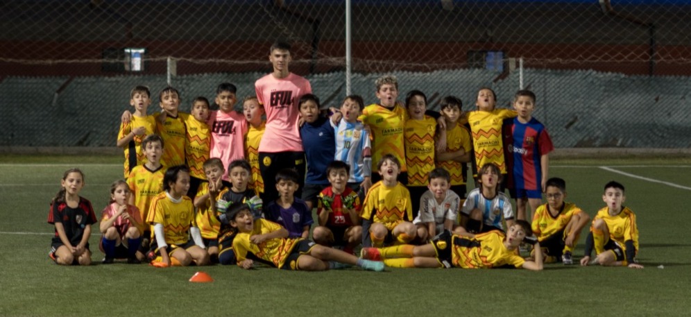 Plantel completo con trofeos